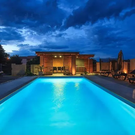 Ferienvilla 'villa Nikolina' Mit Privatem Pool By Interhome Vakantiehuis Šišan