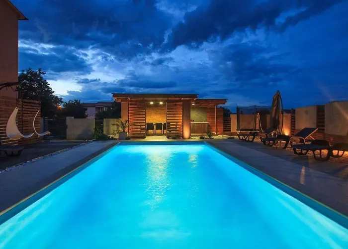 Ferienvilla 'villa Nikolina' Mit Privatem Pool By Interhome Hébergement de vacances Šišan